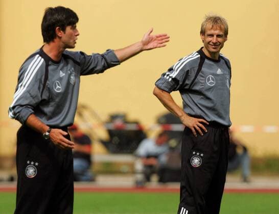 Bundestrainer Jürgen Klinsmann (re.) beobachtet seinen Co-Trainer Joachim Löw (beide Deutschland) Fußball Herren Nationalmannschaft 2004, Nationalteam, Training, Vorbereitung Gruppe Frankfurt M.