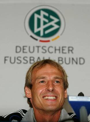 Bundestrainer Jürgen Klinsmann (Deutschland) hoch erfreut Fußball Herren Nationalmannschaft 2004, Nationalteam, Pressekonferenz, PK, Pressetermin Porträt Frankfurt M.