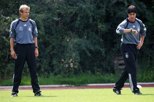 Bundestrainer Jürgen Klinsmann (li.) und Co Trainer Joachim Löw (beide Deutschland) Fußball Herren Nationalmannschaft 2004, Nationalteam, Training Gruppe Frankfurt M.