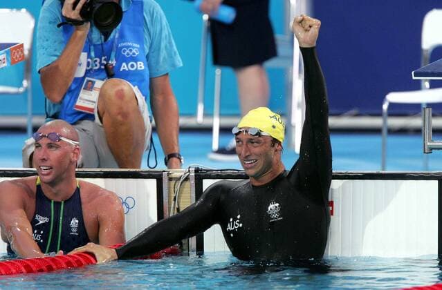 Ian Thorpe (re.) bejubelt seinen Olympiasieg über 400 m Freistil, Grant Hackett (beide Australien) ist Zweiter Schwimmen OS Sommer Damen Olympische Sommerspiele Athen 2004, Olympia, Olympiade, Spiele, Schwimmsport Gruppe pan6823 Maroussi Freude,  