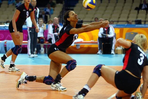 Atika Bouagaa (Deutschland) - Ballannahme Volleyball OS Sommer Damen Olympische Sommerspiele Athen 2004, Olympia, Olympiade, Spiele, Länderspiel, Nationalmannschaft, Einzelbild Faliron, Faliro Dynamik,