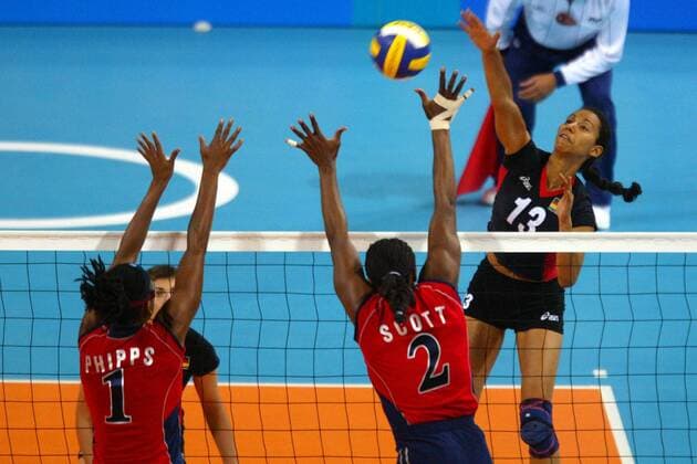 Atika Bouagaa (re., Deutschland) - Schmetterschlag gegen den Doppelblock von Prikeba Phipps (li.) und Danielle Scott (beide USA) Volleyball OS Sommer Damen Olympische Sommerspiele Athen 2004, Olympia, Olympiade, Spiele, Länderspiel, Nationalmannschaft, Gruppe Faliron, Faliro Dynamik,