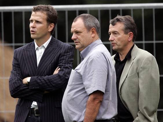 Teammanager Oliver Bierhoff (li.) und DFB-Pressechef Harald Stenger (Mitte) und DFB-Medienchef Wolfgang Niersbach (alle Deutschland) Fußball Länderspiel Herren Nationalmannschaft 2004, Nationalteam, Training, Vorbereitung Gruppe Frankfurt M.