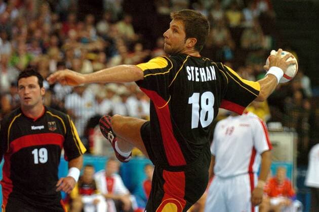 Daniel Stephan (Deutschland) zieht ab Handball OS Sommer Herren Olympische Sommerspiele 2004, Olympia, Olympiade, Spiele, Länderspiel, Nationalmannschaft, Vdig Einzelbild Faliron, Faliro Dynamik,
