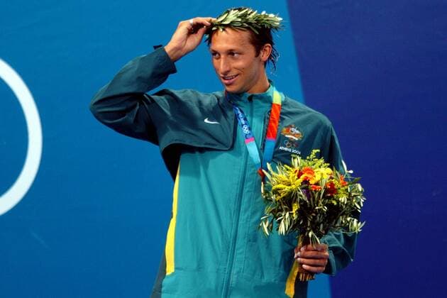 Ian Thorpe (Australien) - Olympiasieger über 200m Freistil - bei der Siegerehrung mit Lorbeerkranz Schwimmen OS Sommer Herren Olympische Sommerspiele Athen 2004, Olympia, Olympiade, Spiele, Schwimmsport, Einzelbild Maroussi Freude,
