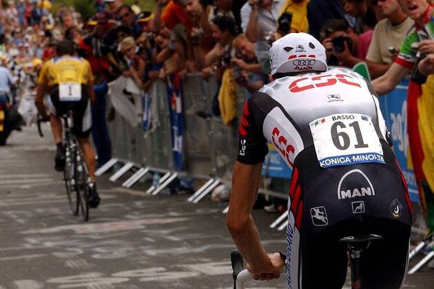 Der früher gestartete Ivan Basso (Italien CSC) muss Lance Armstrong (USA US Postal Service) ziehen lassen Radsport Herren Tour de France 2004, Straßenradsport, Straße, Rad, Zeitfahren, Einzelzeitfahren, Bergzeitfahren Totale dHuez, dOisans 16. Etappe: Bourg d Oisans - L Alpe d Huez Überlegenheit,