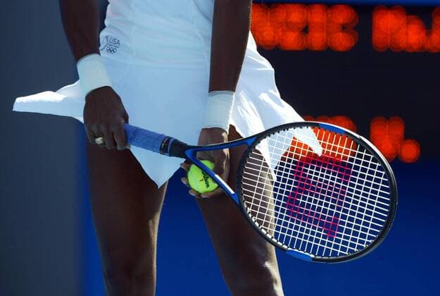 Venus Williams (USA) steht bereit Tennis OS Sommer Damen Olympische Sommerspiele Athen 2004, Olympia, Olympiade, Spiele, Einzelbild Maroussi