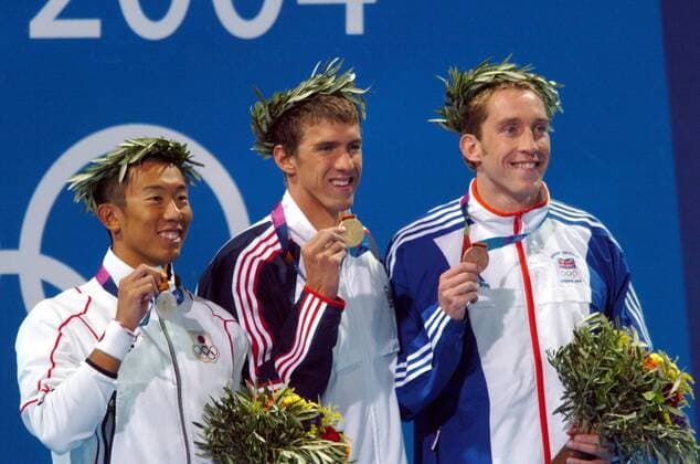 Siegerehrung über 200m Schmetterling, v.li.: Takashi Yamamoto (Japan), Olympiasieger Michael Phelps (USA) und Stephen Parry (Großbritannien) Schwimmen OS Sommer Herren Olympische Sommerspiele Athen 2004, Olympia, Olympiade, Spiele, Schwimmsport Gruppe Maroussi