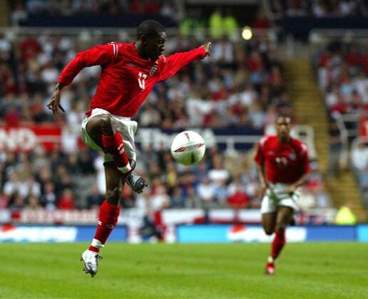 Shaun Wright-Phillips (England) am Ball Fußball Länderspiel Herren Länderspiel 2004, Testspiel, Test, Freundschaftsspiel, Nationalmannschaft, Nationalteam Einzelbild Newcastle Dynamik, Höhe,