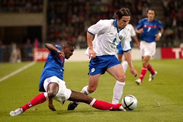 Eric Abidal (Frankreich, li.) gegen Mirsad Beslija (Bosnien-Herzegowina) Fußball Länderspiel Herren Länderspiel 2004, Freundschaftsspiel, Test, Testspiel, Nationalmannschaft, Nationalteam, Gruppe pan6877 Rennes Dynamik,  