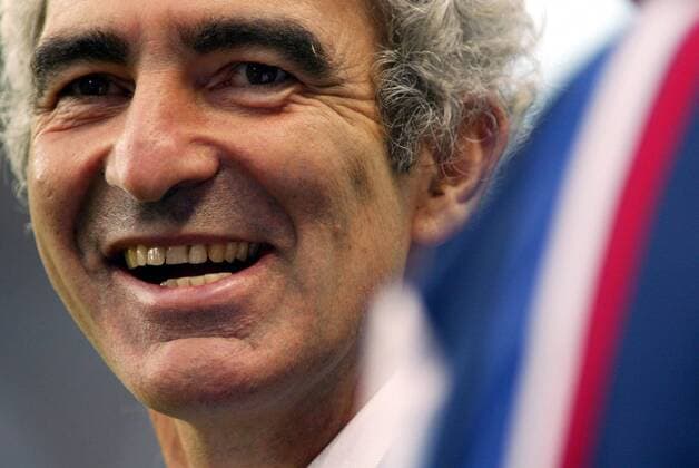 Nationaltrainer Raymond Domenech (Frankreich) gut gelaunt Fußball Länderspiel Herren Länderspiel 2004, Freundschaftsspiel, Test, Testspiel, Nationalmannschaft, Nationalteam, Porträt pan6877 Rennes Freude,  