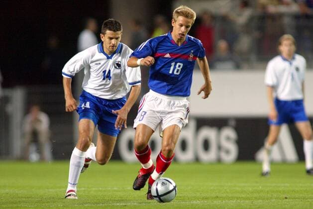 Benoit Pedretti (Frankreich, re.) gegen Nermin Sabic (Bosnien-Herzegowina) Fußball Länderspiel Herren Länderspiel 2004, Freundschaftsspiel, Test, Testspiel, Nationalmannschaft, Nationalteam, Gruppe pan6877 Rennes Dynamik,  