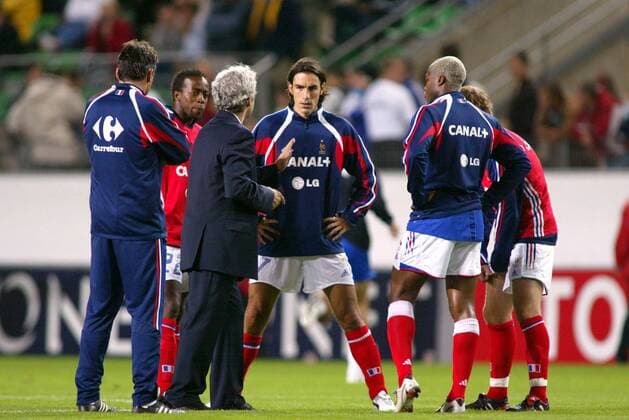 Nationaltrainer Raymond Domenech (2. v. li.) gibt Robert Pires (Mitte, beide Frankreich) und seinem Mitspielern letzte Anweisungen Fußball Länderspiel Herren Länderspiel 2004, Freundschaftsspiel, Test, Testspiel, Nationalmannschaft, Nationalteam, Gruppe pan6877 Rennes  