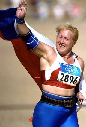 Olympiasiegerin Irina Korzhanenko (Rußland) auf ihrer Ehrenrunde, als Dopingsünder überführt mußte Sie ihre Medaille zurückgeben Leichtathletik OS Sommer Damen Olympische Sommerspiele Athen 2004, Olympia, Olympiade, Spiele, Kugel, Kugelstoß, Kugelstoßen, Vdig Einzelbild Olympia Peloponnes, itself Freude,