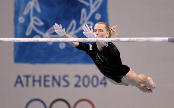 Svetlana Khorkina (Rußland) - Stufenbarren Turnen OS Sommer Damen Olympische Sommerspiele Athen 2004, Olympia, Olympiade, Spiele, Kunstturnen, Geräteturnen Einzelbild Maroussi Dynamik Spannung