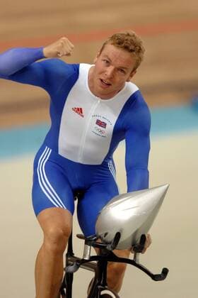 Chris Hoy (Großbritannien), Olympiasieger über 1000m Zeitfahren, Jubel Radsport OS Sommer Herren Olympische Sommerspiele Athen 2004, Olympia, Olympiade, Spiele, Rad, Bahn, Halle, Indoor, Bahnrad Einzelbild Athen Freude,