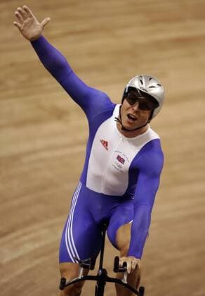 Chris Hoy (Großbritannien), Olympiasieger im 1000m Zeitfahren, jubelt Radsport OS Sommer Herren Olympische Sommerspiele Athen 2004, Olympia, Olympiade, Spiele, Rad, Bahn, Bahnrad, Halle, Indoor Einzelbild Athen Freude,