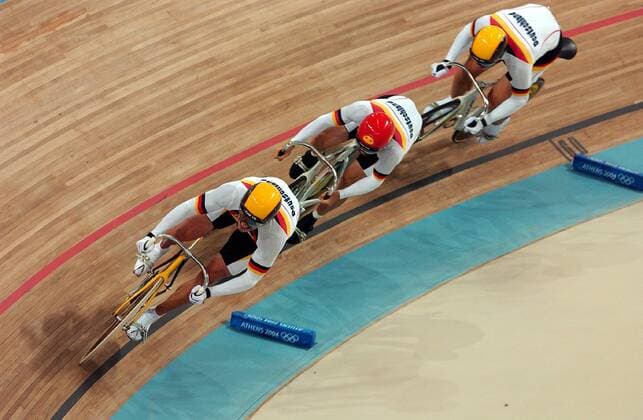 Jens Fiedler (li.), Rene Wolff (Mitte) und Stefan Nimke (alle Deutschland) - Teamsprint Radsport OS Sommer Herren Olympische Sommerspiele Athen 2004, Olympia, Olympiade, Spiele, Nationaltrikot, Teamsprint Gruppe Maroussi
