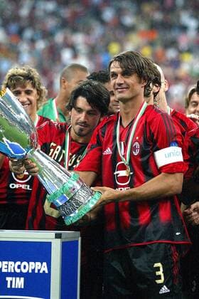 Paolo Maldini (re.) präsentiert den Supercup, daneben Ivan Gennaro Gattuso (beide Milan) Fußball Herren Italienischer Supercup 2004, Serie A, 1. Italienische Liga, AC Mailand, Supercoppa di Lega Gruppe Mailand Freude,