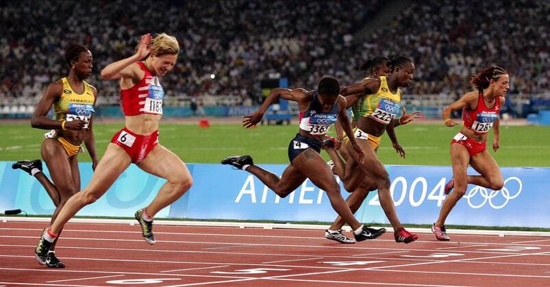 Yuliya Nesterenko (Weißrußland, 2. v. li.) wird Olympiasiegerin über die 100 Meter, daneben v. re.: Ivet Lalova (Bulgarien), Veronica Campbell (Jamaica), Lauryn Williams (USA) und Sherone Simpson (Jamaica) Leichtathletik OS Sommer Damen Olympische Sommerspiele Athen 2004, Olympia, Olympiade, Spiele, Finale, Endlauf Gruppe Nationaltrikot, Maroussi Dynamik, Kampf,