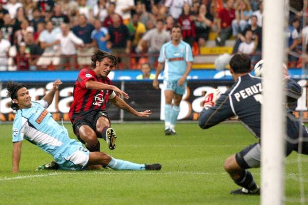 Paolo Maldini (Mitte, Milan) setzt sich gegen Fernando Couto (li.) durch und zieht ab, Torwart Angelo Peruzzi (beide Lazio Rom) ist auf dem Posten Fußball Herren Italienischer Supercup 2004, Serie A, 1. Italienische Liga, AC Mailand - SS Lazio Rom 3:0 Gruppe Mailand Dynamik,