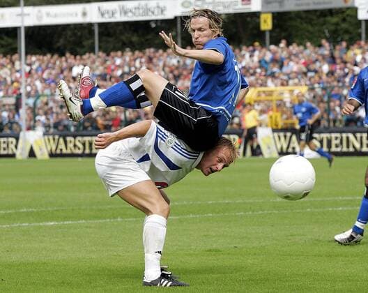Benjamin Lauth (oben, HSV) macht es sich auf dem Rücken von Thorsten Becker (Paderborn) gemütlich Fußball Herren DFB-Pokal 2004 2005, Pokalspiel, SC Paderborn - Hamburger SV 4:2, Hamburg Gruppe Paderborn Dynamik, Kampf