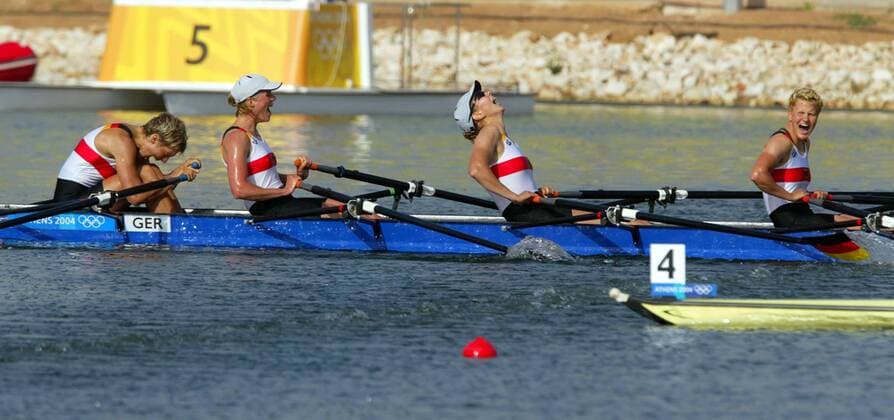 Siegesjubel Deutschland, v. re.: Kerstin El Qalqili, Manuela Lutze, Meike Evers und Kathrin Boron Rudern OS Sommer Damen Olympische Sommerspiele Athen 2004, Olympia, Olympiade, Spiele, Rudersport, Doppelvierer Gruppe Shinias, Schinias Freude, Begeisterung,