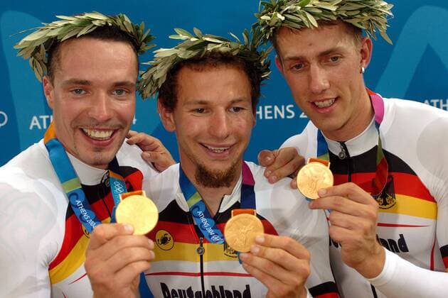 Siegerehrung Teamsprint, v.li.: Jens Fiedler, Rene Wolff und Stefan Nimke (alle Deutschland) präsentieren stolz ihre Goldmedaillen Radsport OS Sommer Herren Olympische Sommerspiele Athen 2004, Olympia, Olympiade, Spiele, Rad, Bahn, Bahnrad, Bahnradsport, Gruppe Maroussi Freude,