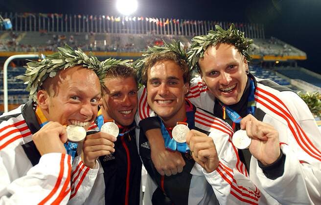 Deutschland gewinnt mit der 4x100 Meter Lagenstaffel die Silbermedaille, v. li.: Lars Conrad, Thomas Rupprath, Steffen Driesen und Jens Kruppa Schwimmen OS Sommer Herren Olympische Sommerspiele Athen 2004, Olympia, Olympiade, Spiele, Schwimmsport Gruppe Staffel, Lagenstaffel, Lagen Maroussi Freude, Begeisterung,