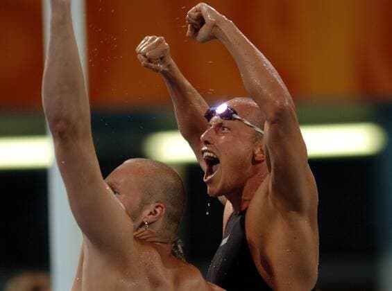 Lars Conrad (re.) und Jens Kruppa (beide Deutschland) jubeln - sie belegen mit der 4x100 Meter Lagenstaffel den sehr guten 2. Platz Schwimmen OS Sommer Herren Olympische Sommerspiele Athen 2004, Olympia, Olympiade, Spiele, Schwimmsport Gruppe Staffel, Lagenstaffel, Lagen Maroussi Freude, Begeisterung,