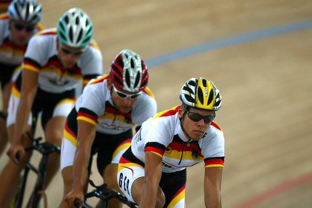 Der deutsche Vierer mit Leif Lampater an der Spitze Radsport OS Sommer Herren Olympische Sommerspiele Athen 2004, Olympia, Olympiade, Spiele, Rad, Bahn, Bahnrad, Bahnradsport Gruppe Maroussi