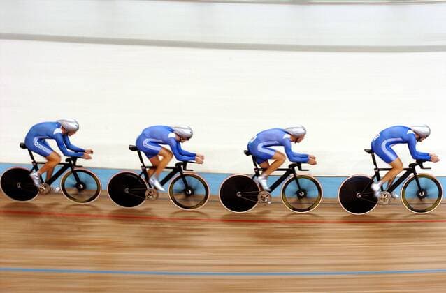 PARIS 2024, OLYMPIC LEGENDS: Bradley Wiggins Der britische Bahnvierer mit Steve Cummings, Rob Hayles, Paul Manning und Bradley Wiggins Radsport OS Sommer Herren Olympische Sommerspiele Athen 2004, Olympia, Olympiade, Spiele, Rad, Bahn, Bahnrad, Bahnradsport, Gruppe Maroussi, Nationaltrikot
