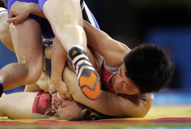 Chiharu Icho (Japan, re.) gegen Irini Merleni (Ukraine) Ringen OS Sommer Damen Olympische Sommerspiele Athen 2004, Olympia, Olympiade, Spiele, 48 Kilogramm, 48Kg, Kg Gruppe Ano Liossia, Finale Kampf,