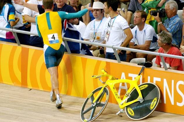 Der australische Bahnvierer ist Olympiasieger - Graeme Brown lässt sein Fahrrad stehen und freut sich mit einer Zuschauerin Radsport OS Sommer Herren Olympische Sommerspiele Athen 2004, Olympia, Olympiade, Spiele, Rad, Bahn, Bahnrad, Bahnradsport, Gruppe Maroussi, Umarmung, umarmen Freude,