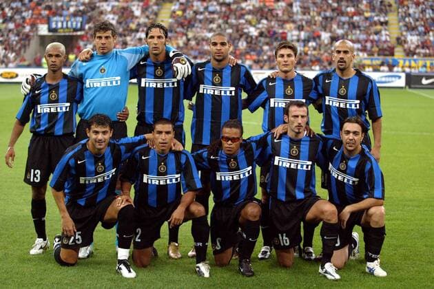 Mannschaftsbild Inter Mailand, hi.v.li.: Ze Maria, Torwart Francesco Toldo, Marco Materazzi, Adriano, Javier Zanetti, Juan Sebastian Veron; vorn: Dejan Stankovic, Ivan Cordoba, Edgar Davids, Giuseppe Favalli und Alvaro Recoba Fußball EC 1 Herren Champions League Qualifikation 2004 2005, Serie A, 1. Italienische Liga, Internazionale FC Mailand Totale Mailand