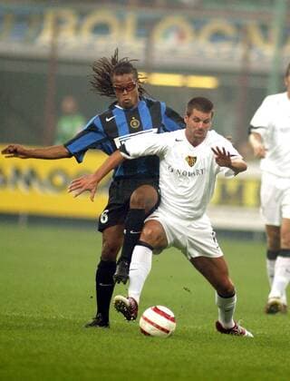 Edgar Davids (Inter Mailand, li.) gegen Mario Cantaluppi (Basel) Fußball EC 1 Herren Champions League Qualifikation 2004 2005, Internazionale FC Mailand - FC Basel 4:1 Gruppe Mailand Dynamik, Kampf,