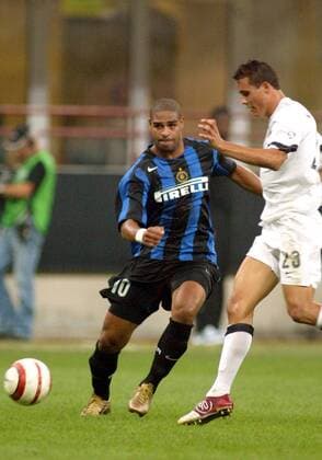 Adriano (Inter Mailand, li.) gegen Phillip Degen (Basel) Fußball EC 1 Herren Champions League Qualifikation 2004 2005, Internazionale FC Mailand - FC Basel 4:1 Gruppe Mailand Dynamik,