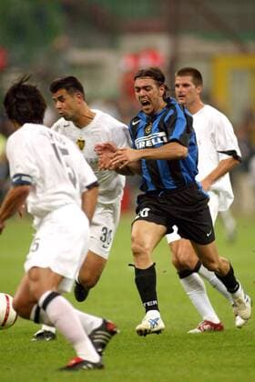 Alvaro Recoba (Inter Mailand, re.) gegen Boris Smiljanic (Basel) Fußball EC 1 Herren Champions League Qualifikation 2004 2005, Internazionale FC Mailand - FC Basel 4:1 Gruppe Mailand Dynamik, Kampf,