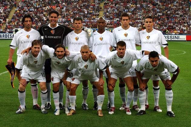 Mannschaftsbild FC Basel hi.v.li.: Murat Yakin, Torwart Pascal Zuberbühler, Mile Sterjovski, Kleber, Benjamin Huggel, Philipp Degen; vorn: Scott Chipperfield, Julio Hernan Rossi, Christian Gimenez, Mario Cantaluppi und Boris Smiljanic Fußball EC 1 Herren Champions League Qualifikation 2004 2005, FC Basel, Nationalliga A, NLA, 1. Schweizer Liga, Totale Mailand