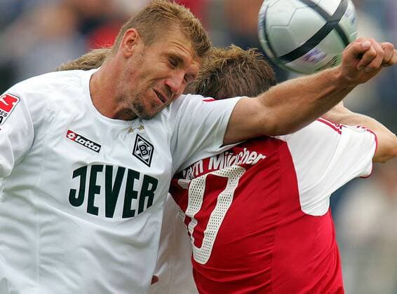Marcelo Pletsch (Gladbach, li.) im Kopfballduell mit einem Spieler der Bayern Amateure Fußball Herren DFB Pokalspiel 2004 2005, Pokal, FC Bayern München Amat. - Borussia Mönchengladbach 8:7 n.E., A Gruppe München Dynamik, Kampf,