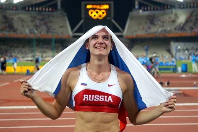 Olympiasiegerin Yelena Isinbayeva (Rußland) mit der russischen Nationalfahne Leichtathletik OS Sommer Damen Olympische Sommerspiele Athen 2004, Olympia, Olympiade, Spiele, Nationaltrikot, Einzelbild Fahne, Fahnen, Flagge, Flaggen, Landesfahne, Maroussi Glück, Freude,