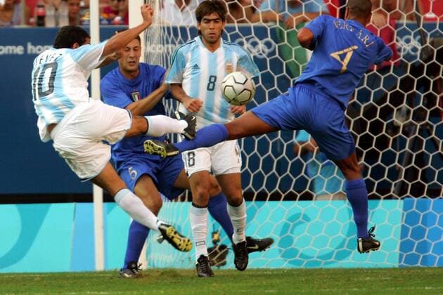 Carlos Tevez (li.) erzielt vorbei an Cesar Delgado (beide Argentinien, 2.v.re.), Matteo Ferrari (re.) und Daniele Bonera (beide Italien) das 0:1 Fußball OS Sommer Herren Olympische Sommerspiele Athen 2004, Olympia, Olympiade, Spiele, Länderspiel, Vdig Gruppe Faliron, Faliro Dynamik,