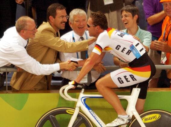 Guido Fulst erreicht den 3. Platz im Punkterennen, es gratulieren v. re.: Präsidentin Sylvia Schenk (Bund Deutscher Radfahrer), Bundesinnenminister Otto Schily und Präsident Klaus Steinbach (Nationales Olympisches Komitee, alle Deutschland) Radsport OS Sommer Herren Olympische Sommerspiele Athen 2004, Olympia, Olympiade, Spiele, Bahn, Bahnrad, Bahnradsport, People Gruppe Innenminister, Regierung, Bundesregierung Minister Maroussi, NOK, BDR, Bundespolitik, Bundespolitiker Freude, Begeisterung,