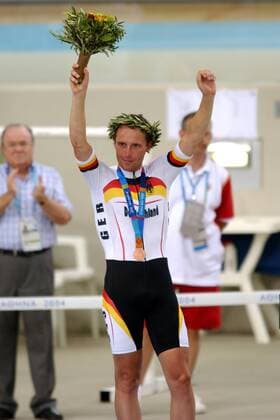 Siegerehrung - Guido Fulst (Deutschland) freut sich über die Bronzemedaille Radsport OS Sommer Herren Olympische Sommerspiele Athen 2004, Olympia, Olympiade, Spiele, Bahn, Rad, Bahnrad, Bahnradsport Einzelbild Maroussi Freude,