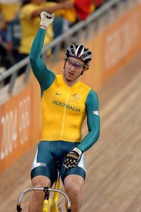 Ryan Bayley (Australien) feiert seinen Sieg im Keirin Radsport OS Sommer Herren Olympische Sommerspiele Athen 2004, Olympia, Olympiade, Spiele, Rad, Bahn, Bahnrad, Bahnradsport Einzelbild Maroussi Freude,