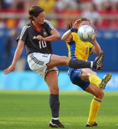 Renate Lingor (Deutschland, li.) vor Malin Moström (Schweden) Fußball OS Sommer Damen Olympische Sommerspiele Athen 2004, Olympia, Olympiade, Spiele, Frauen, Frauenfußball Gruppe Faliron Dynamik,