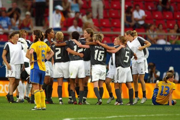 Schlussjubel der deutschen Nationalmannschaft mit (v.li.) Jones, Stegemann, Omilade, Garefrekes, Pohlers und Günther zwischen den enttäuschten Schwedinnen Schelin (re.) und Moström Fußball OS Sommer Damen Olympische Sommerspiele Athen 2004, Olympia, Olympiade, Spiele, Frauen, Frauenfußball Totale Faliron Freude, Enttäuschung,
