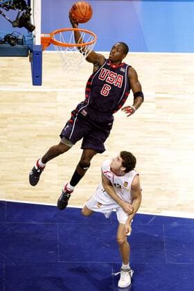 Dwyane Wade jr. (USA, li.) - Korbleger gegen Rodolfo Fernandez (Spanien) Basketball OS Sommer Herren Olympische Sommerspiele 2004, Olympia, Olympiade, Spiele, Athen, Spanien - USA 94:102 Gruppe Maroussi Dynamik, Höhe,