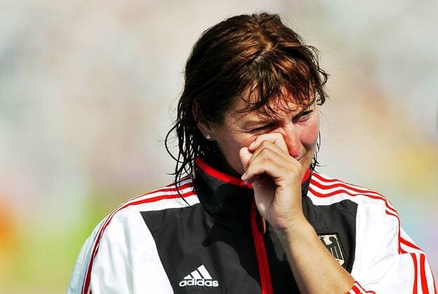 Birgit Fischer (Deutschland) vergießt während der Siegerehrung nicht nur eine Freudenträne Kanu OS Sommer Damen Olympische Sommerspiele Athen 2004, Olympia, Olympiade, Spiele, Kanusport, Viererkajak, Kajak, Vdig Porträt Shinias, Schinias Glück, Freude,