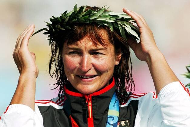 Birgit Fischer (Deutschland) hat sich mit ihrem insgesamt achten Olympiasieg den Lorbeerkranz redlich verdient Kanu OS Sommer Damen Olympische Sommerspiele Athen 2004, Olympia, Olympiade, Spiele, Kanusport, Viererkajak, Kajak, Vdig Porträt Shinias, Schinias Freude,